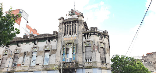 Belgrano y Dean Funes Edificio en esquina de