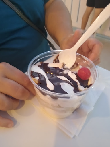 Dessert Shop «Comet Frozen Custard & Coffee», reviews and photos, 3001 Kirchoff Rd, Rolling Meadows, IL 60008, USA