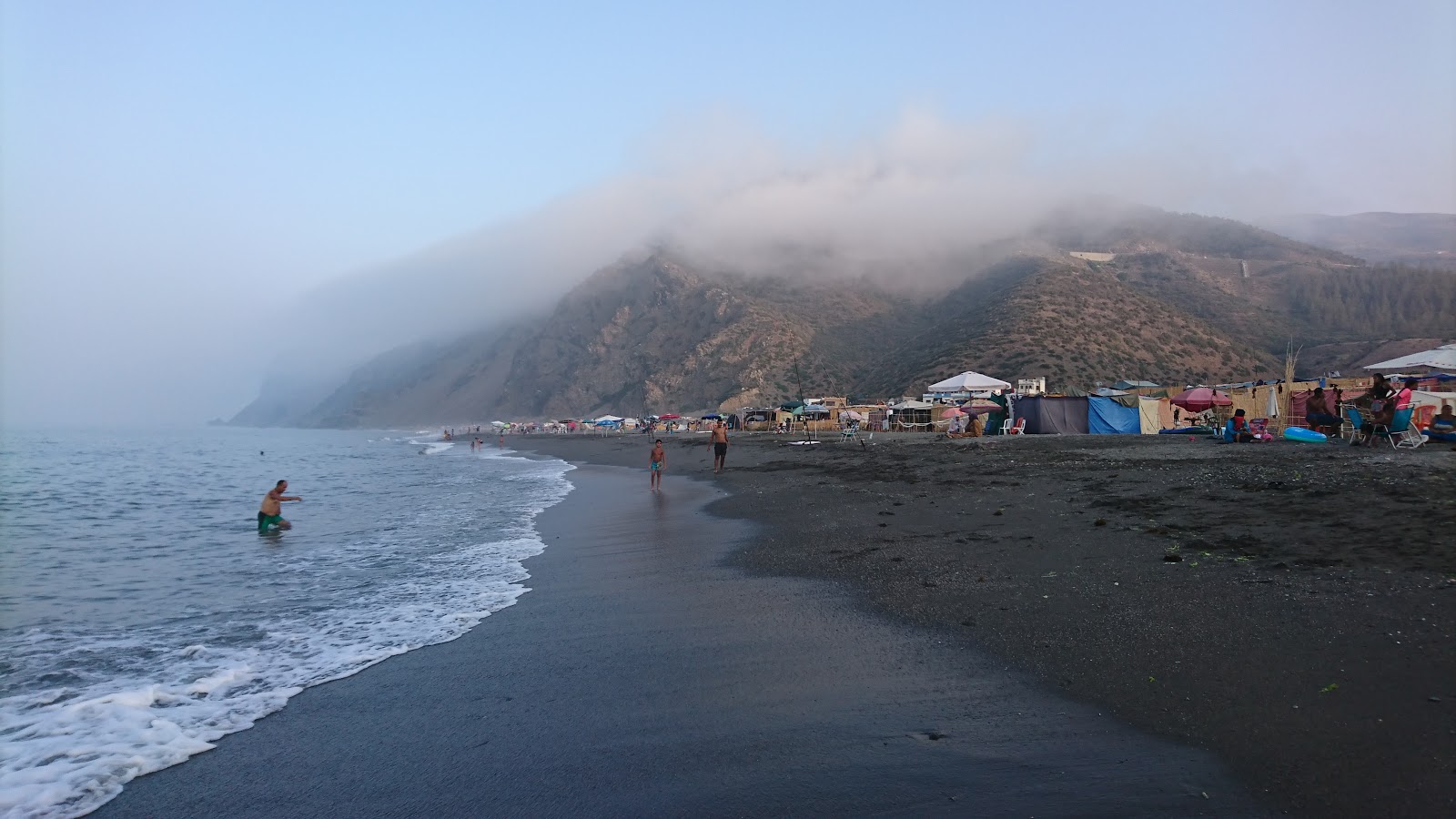 Foto van Plage Beni Baroun omringd door bergen