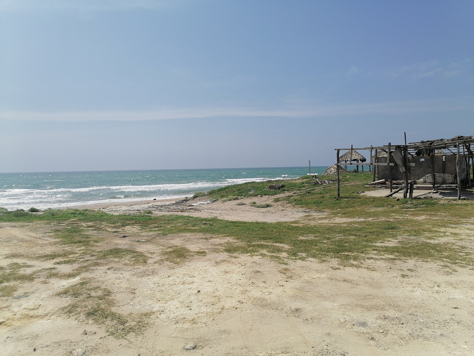 Φωτογραφία του Playa Tepehuajes με φωτεινή άμμος επιφάνεια