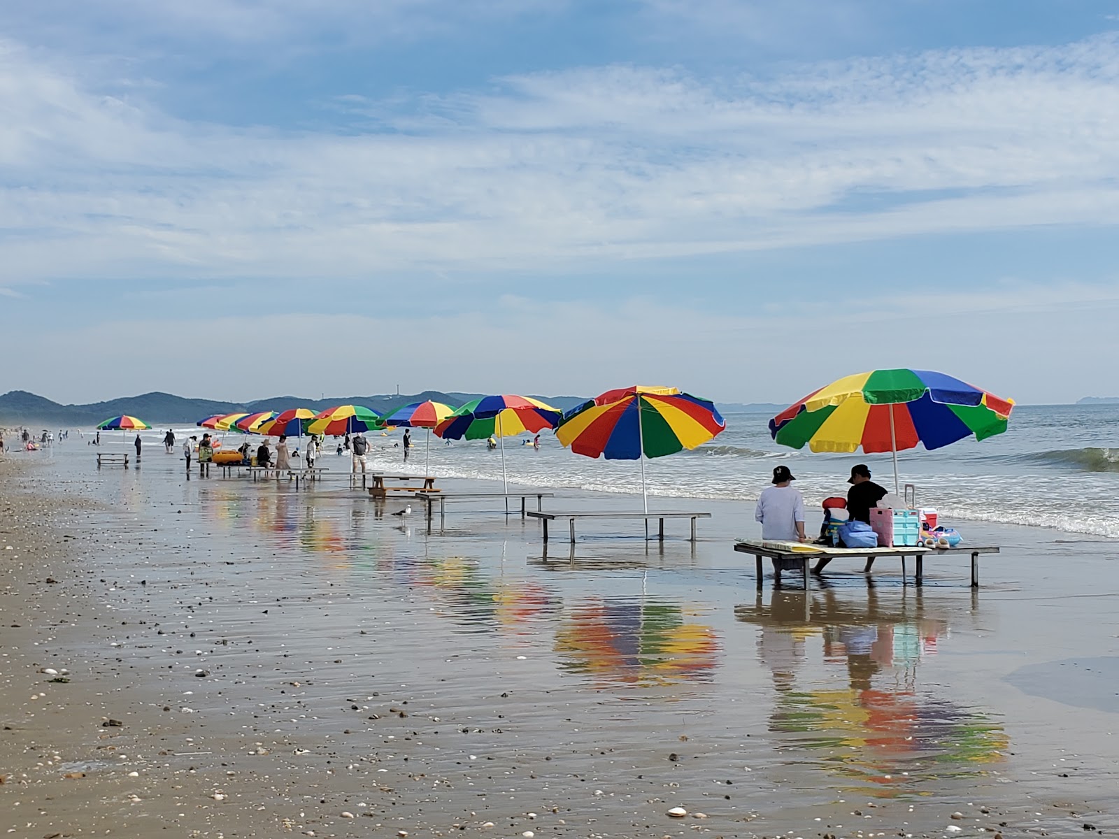 Photo de Taean Beach protégé par des falaises