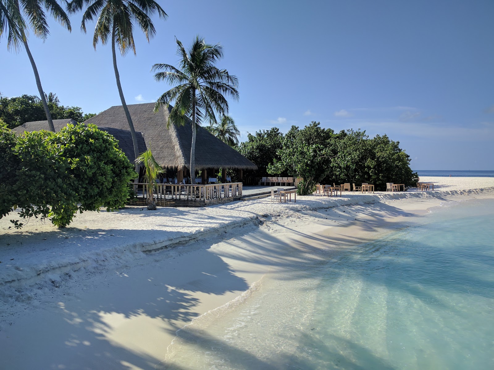 Foto de Kudafushi Resort island com reto e longo