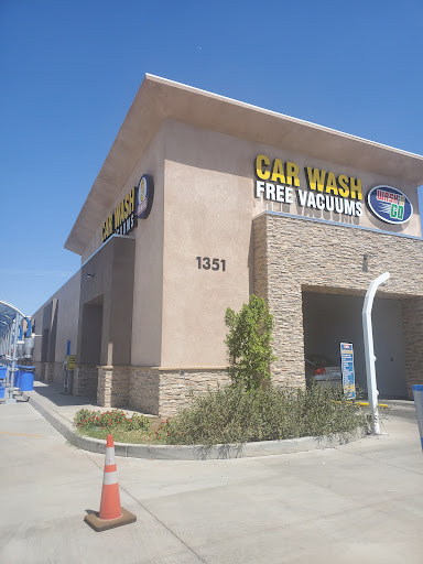 LUV Car Wash en El Centro