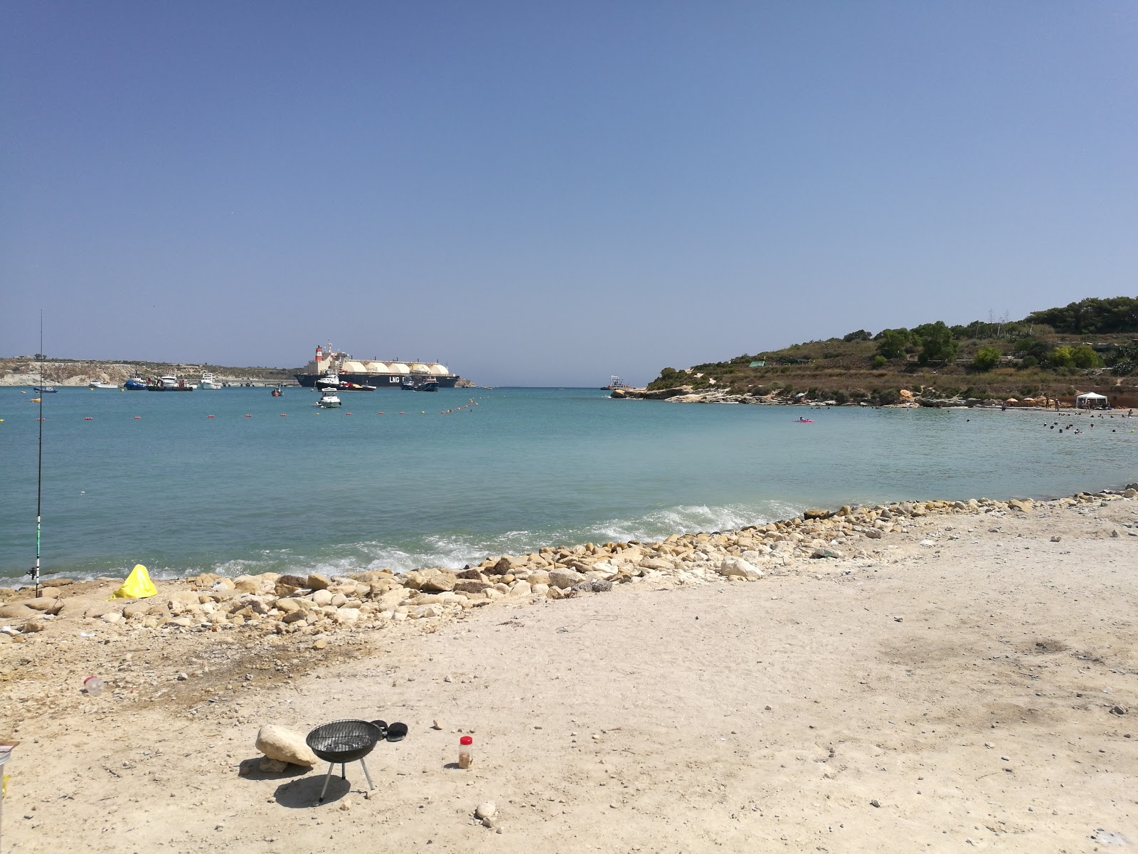 Photo de Għar Aħmar Bay avec petite baie