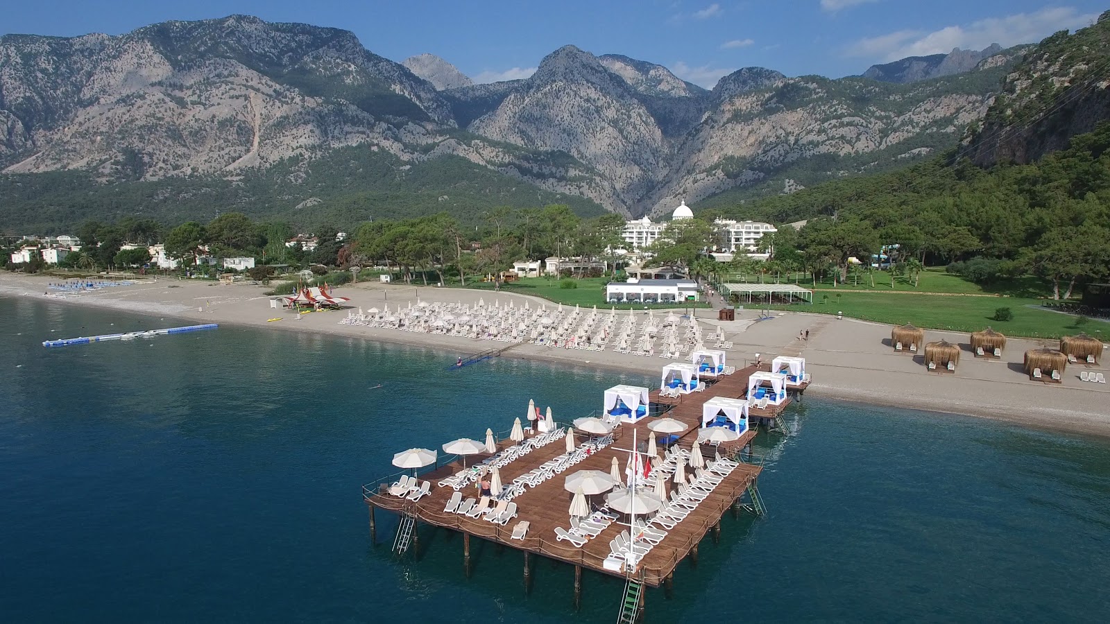 Φωτογραφία του Natur Free Beach με καθαρό μπλε νερό επιφάνεια