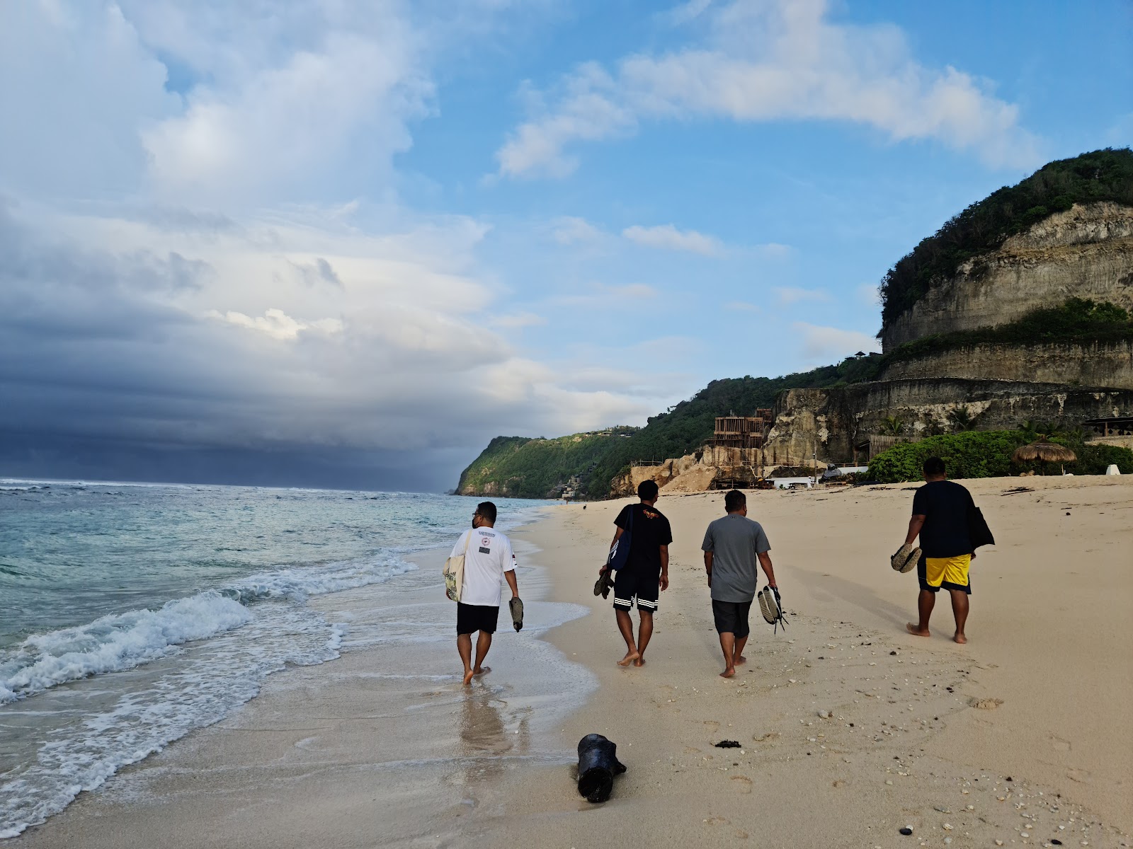 Fotografija Karma Kandara Private Beach obkrožen z gorami