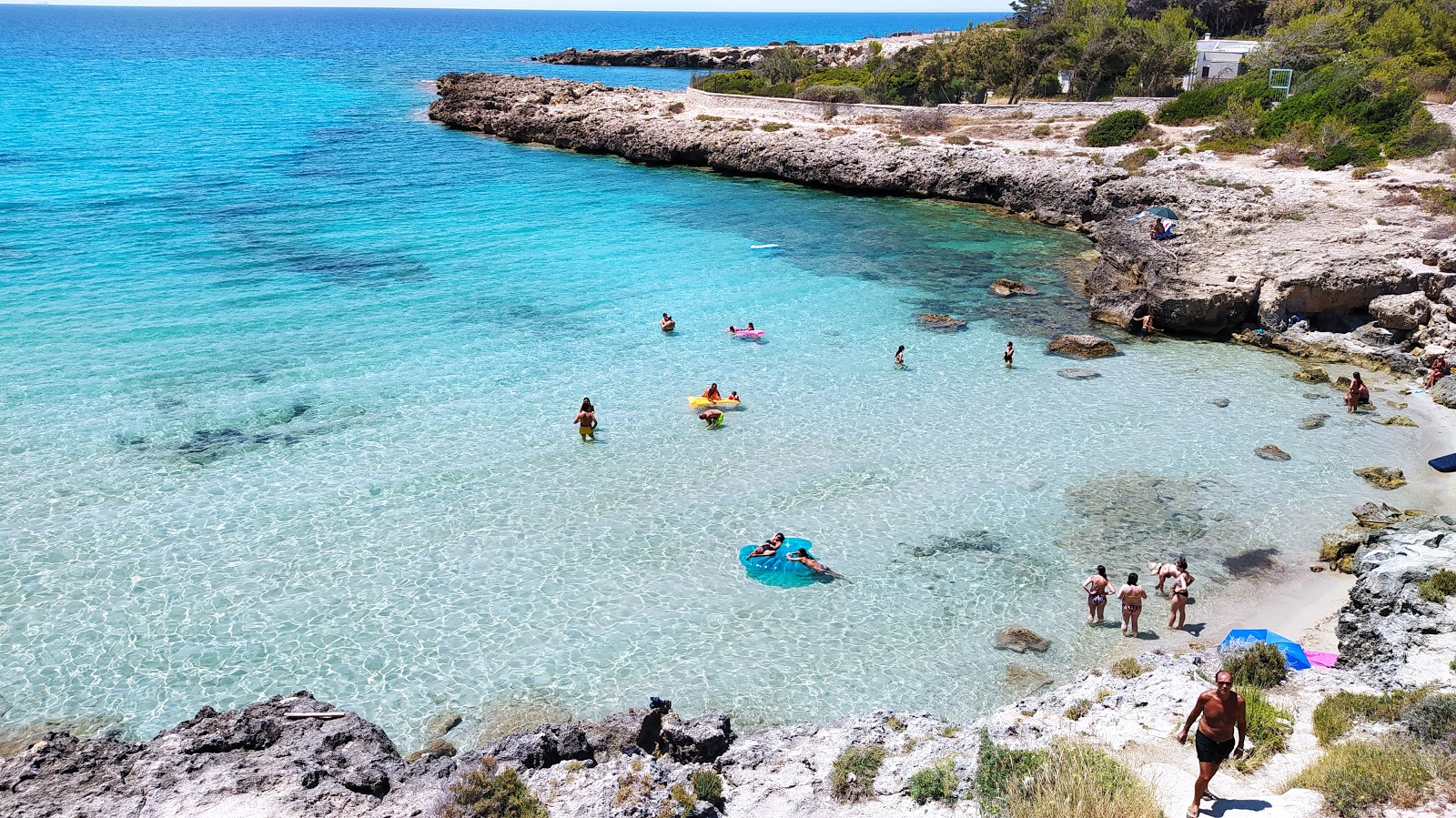 Fotografie cu Spiaggia di Baia Capparone cu nivelul de curățenie in medie