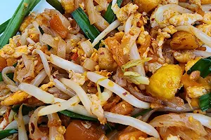 เจ๊นุช ผัดไทย Pad thai image