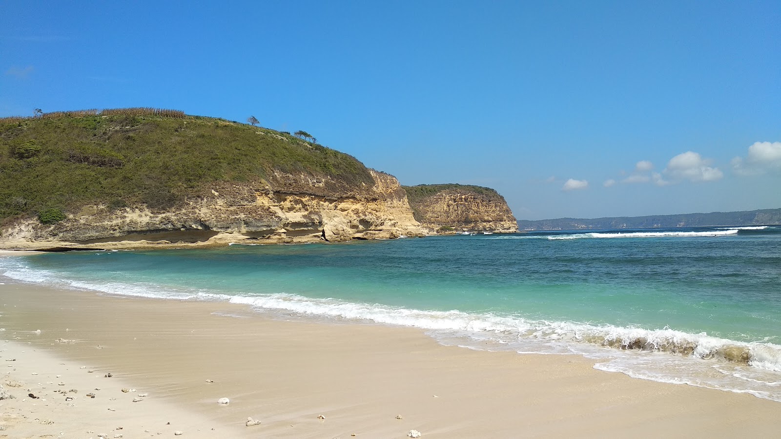 Fotografija Paradise Beach z svetel pesek površino