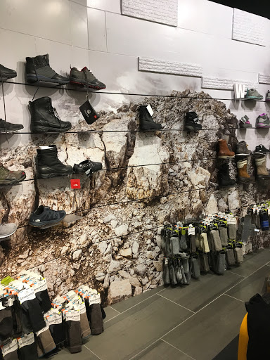 Clothing Store «The North Face», reviews and photos, 1 Garden State Plaza Blvd, Paramus, NJ 07652, USA