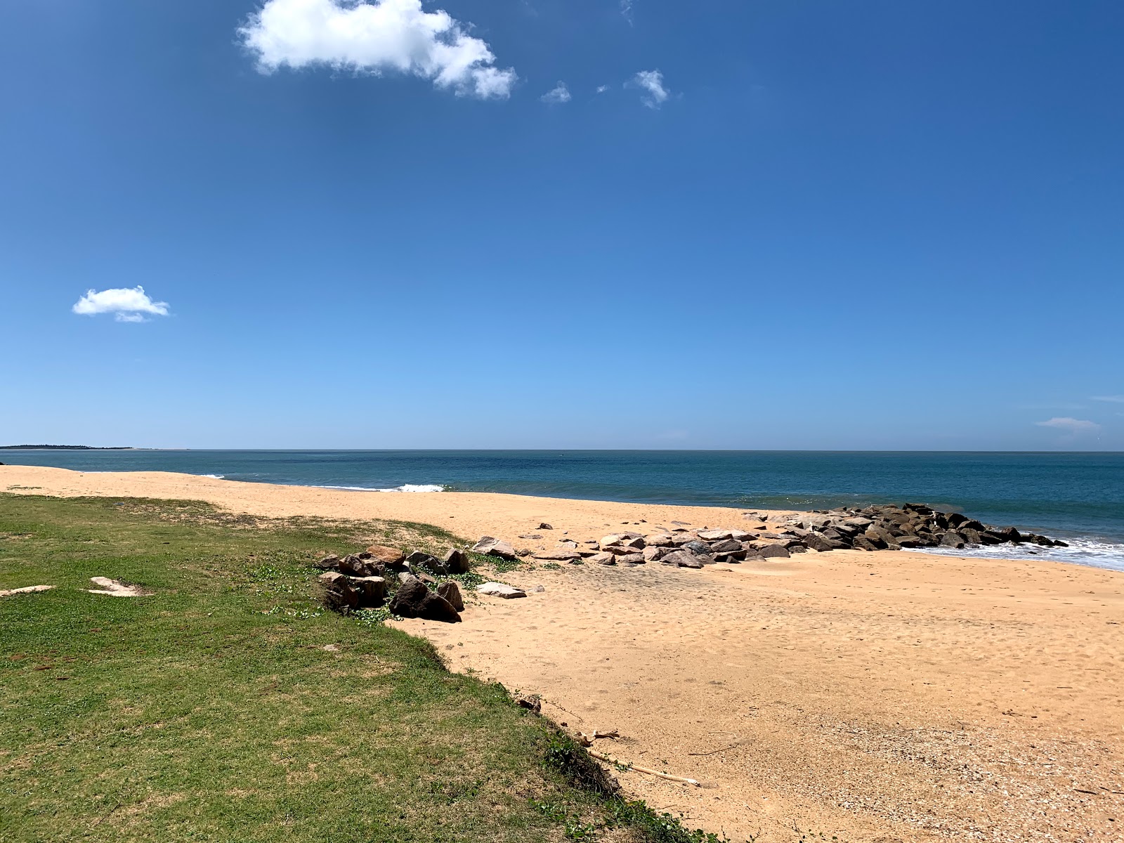 Karukapone Beach的照片 带有米色沙子表面