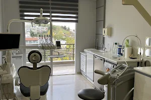Οδοντίατρος Θεσσαλονίκη Dental Laser Γιώργος Τούμα image