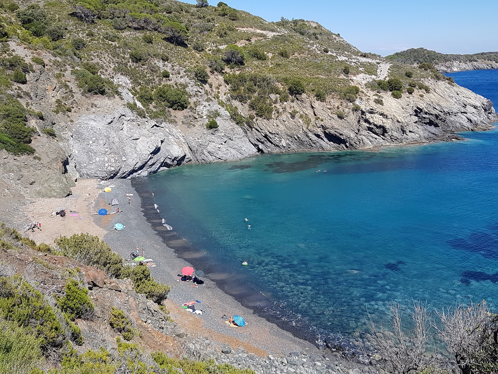 Foto von Spiaggia Le Tombe mit graue kiesel Oberfläche