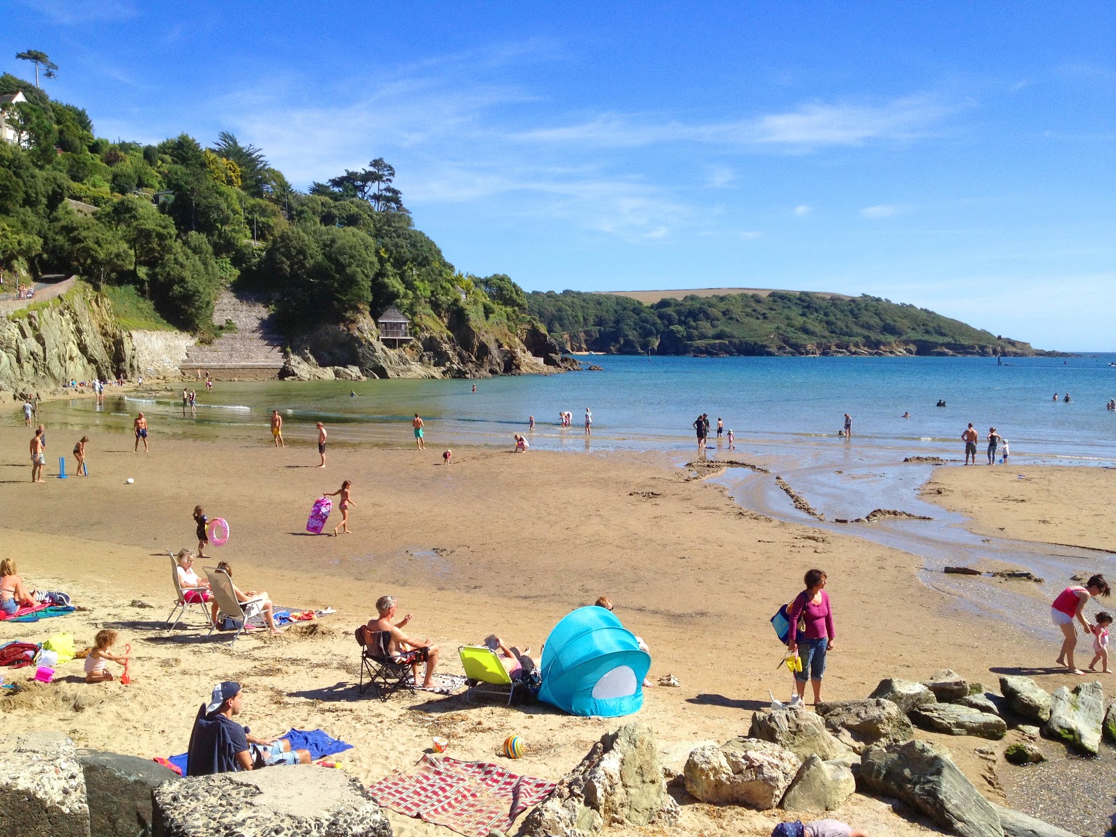 Foto di Salcombe North Sands con una superficie del sabbia luminosa