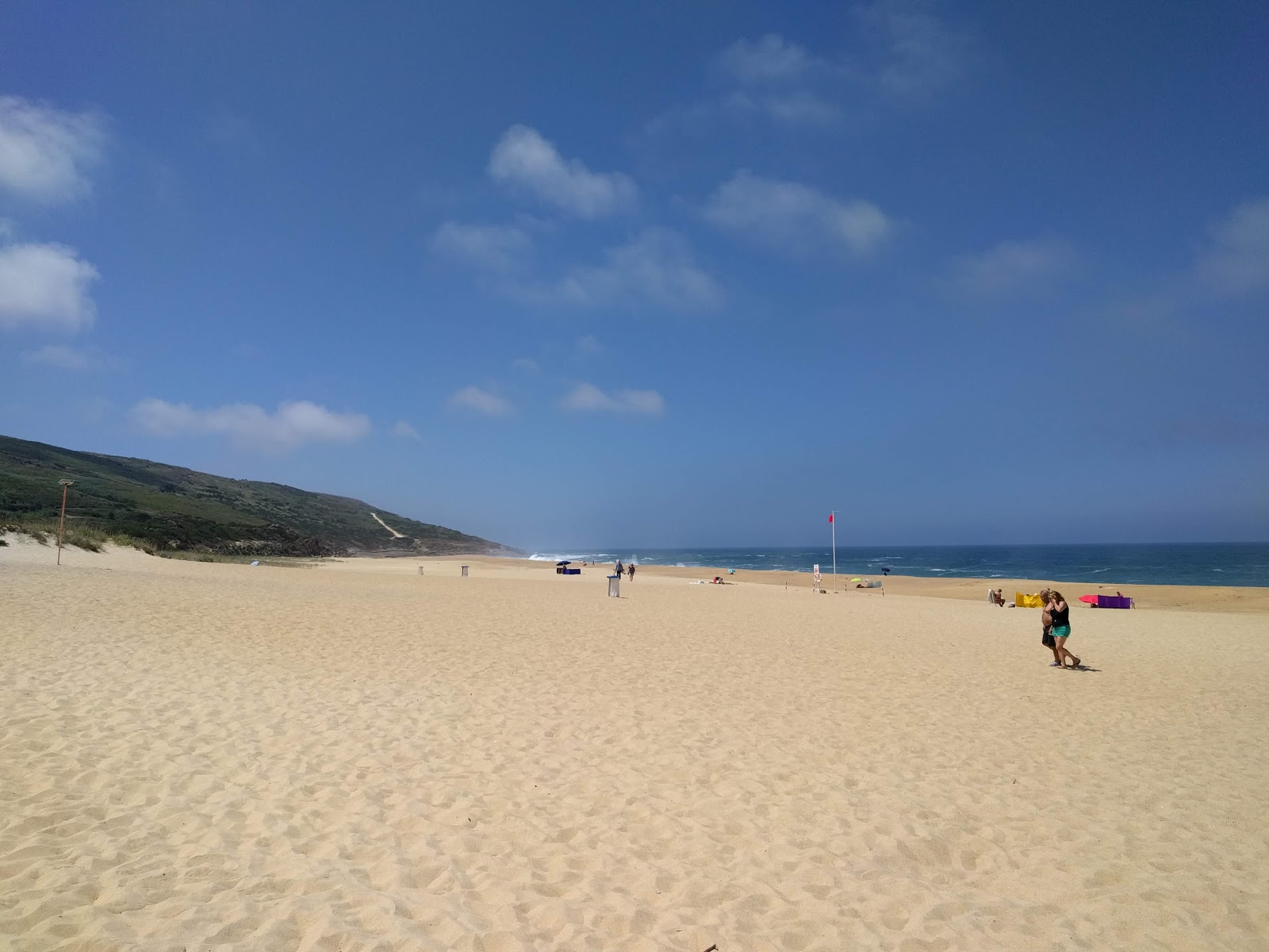 Foto van Praia do Salgado met helder fijn zand oppervlakte