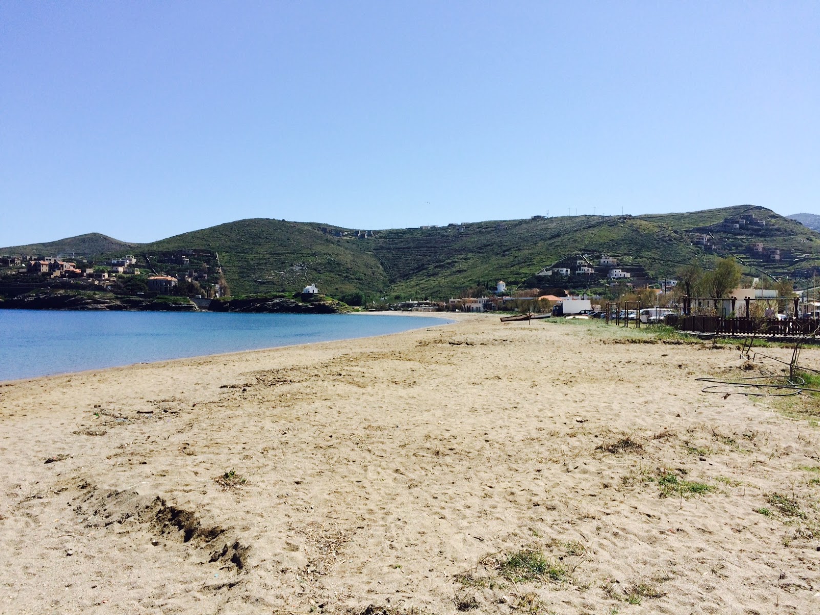 Foto de Livadhi beach con parcialmente limpio nivel de limpieza