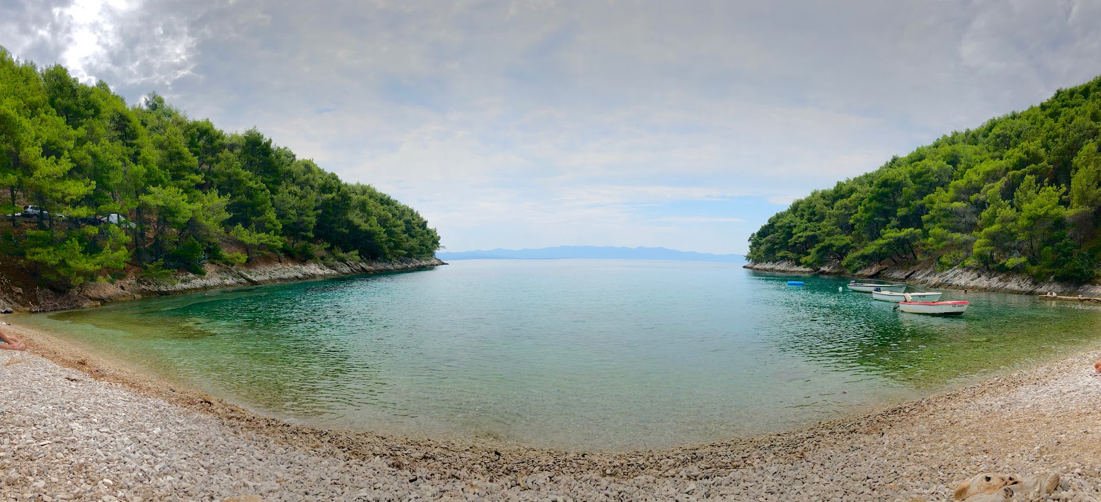 Foto de Velika Uvala beach con guijarro ligero superficie