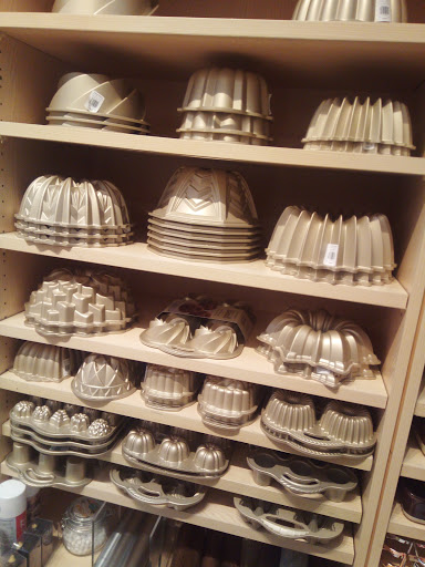 Shopping Mall «Fig Garden Village Shopping Center», reviews and photos, 790 W Shaw Ave, Fresno, CA 93704, USA