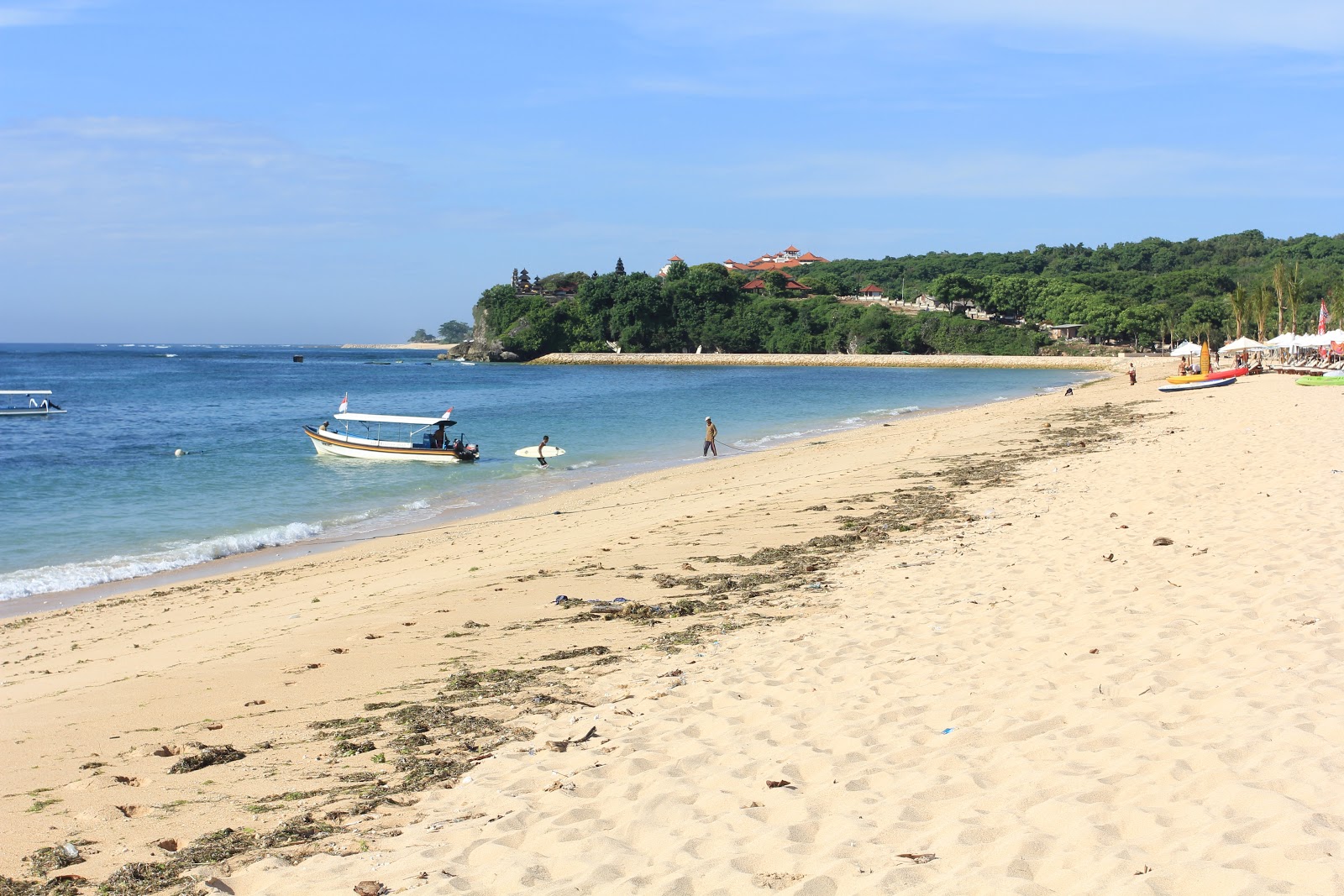 Valokuva Nusa Dua Beachista. - suosittu paikka rentoutumisen tuntijoille