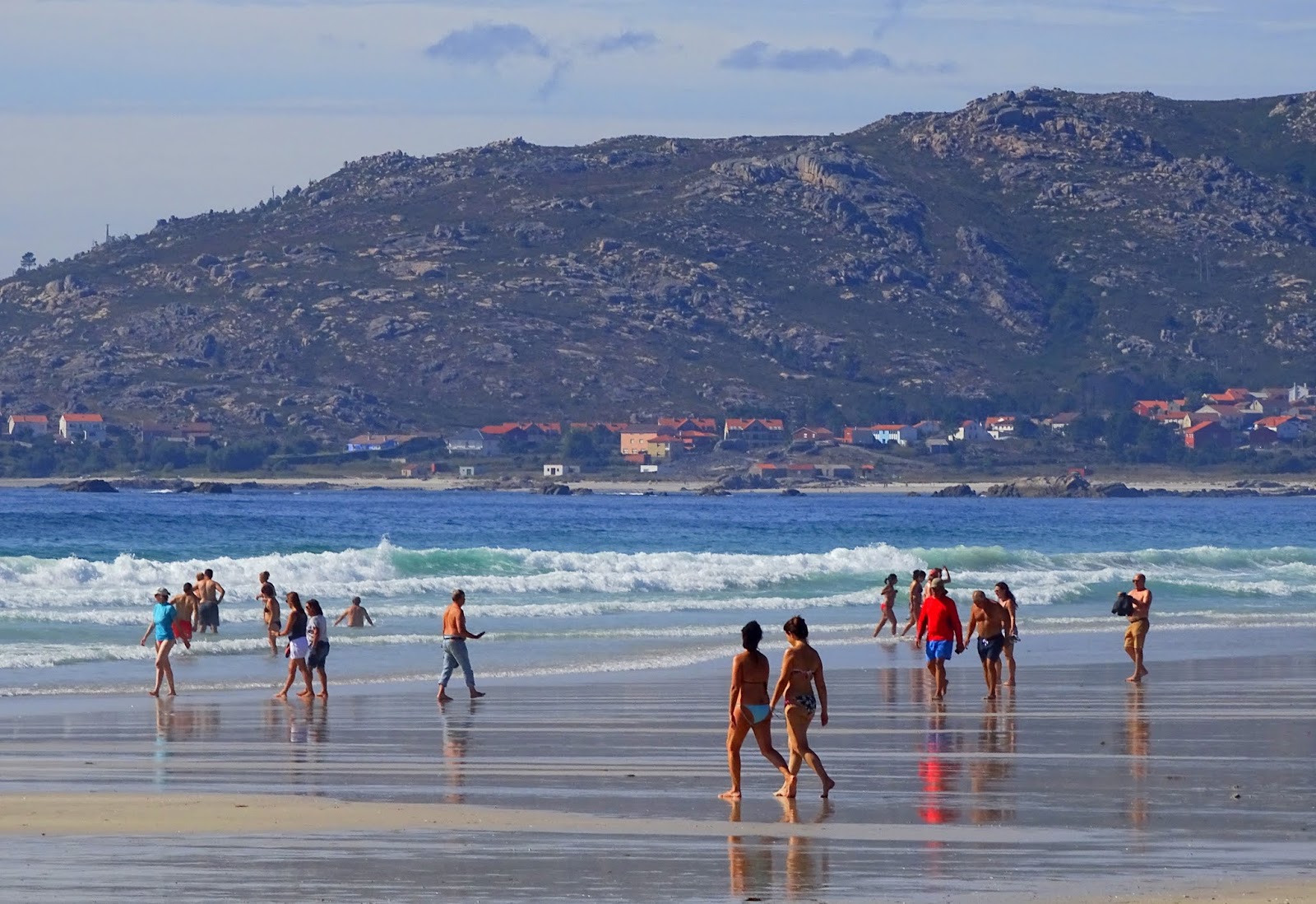Praia de Larino的照片 带有蓝色纯水表面