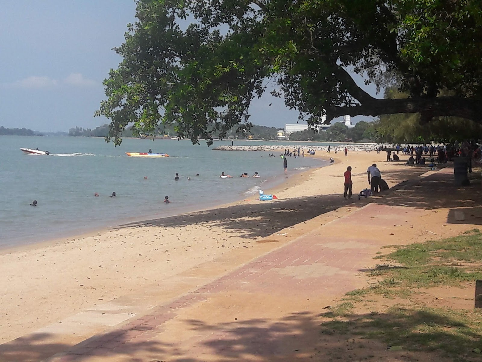 Zdjęcie Sg. Tuang Beach z przestronna plaża
