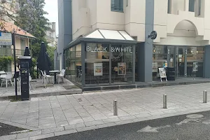 Black & White Burger Pau image