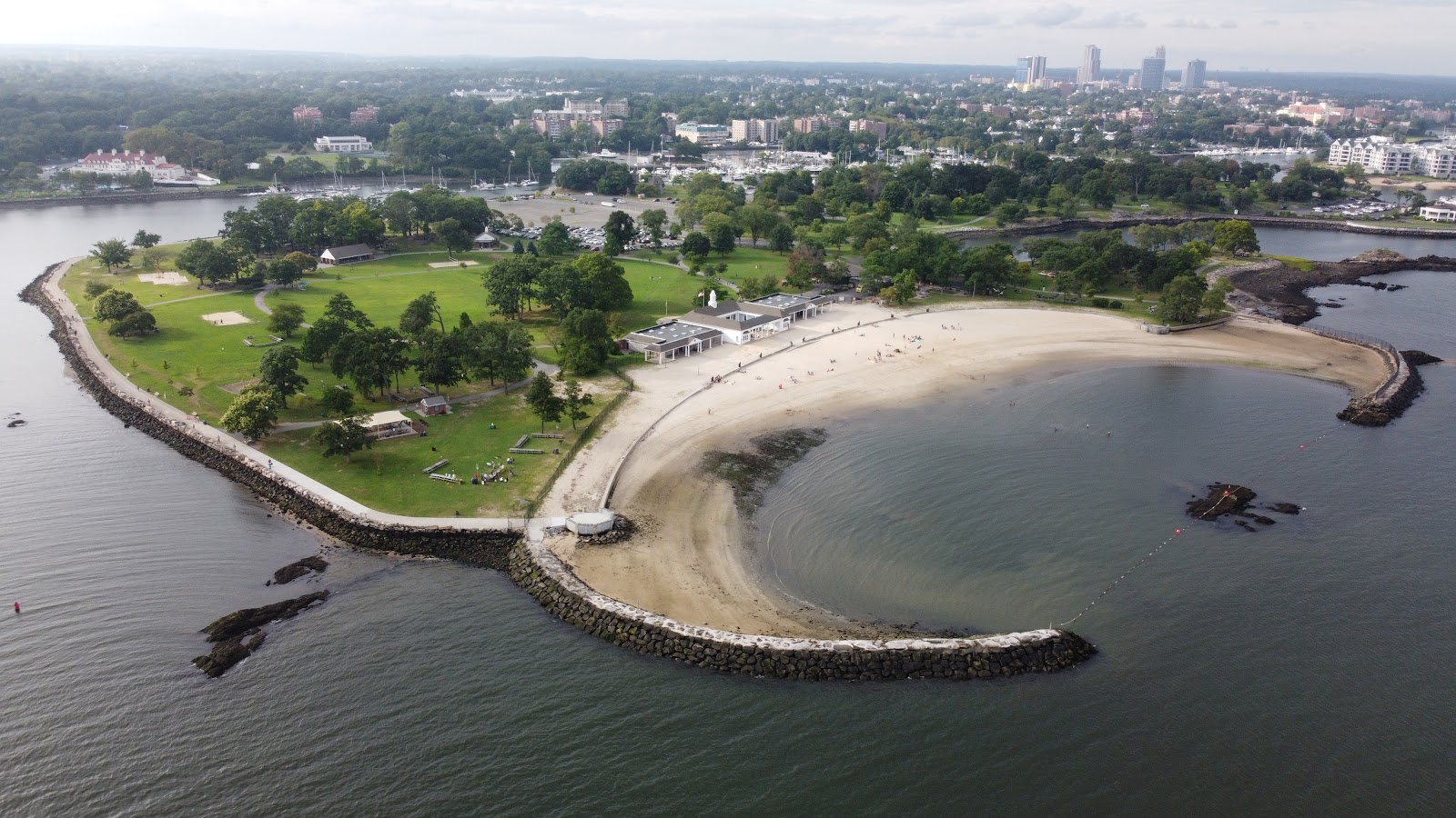 Valokuva Glen Island Beachista. pinnalla kirkas hiekka:n kanssa