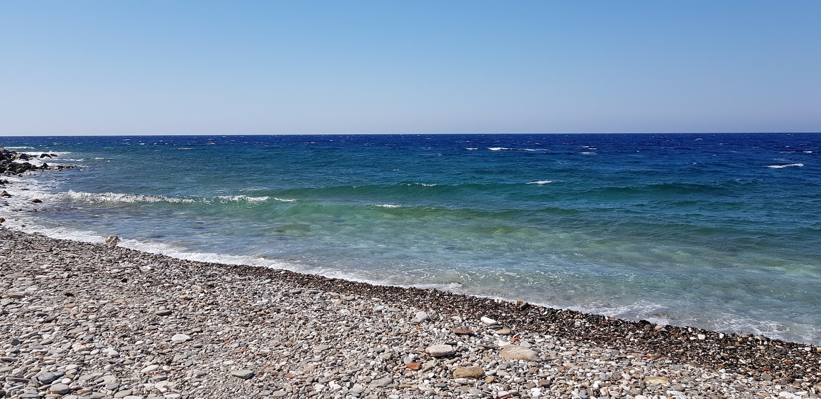 Fotografie cu Agios Konstantinos cu o suprafață de apă pură albastră