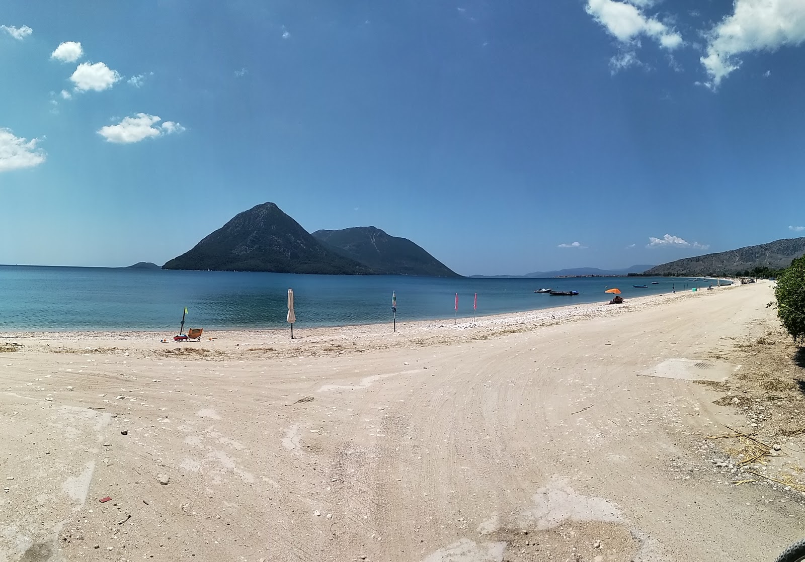 Foto von Mytikas wild beach von Klippen umgeben