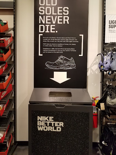 Clothing Store «Nike Factory Store», reviews and photos, 5220 Fashion Outlets Way #1125, Rosemont, IL 60018, USA