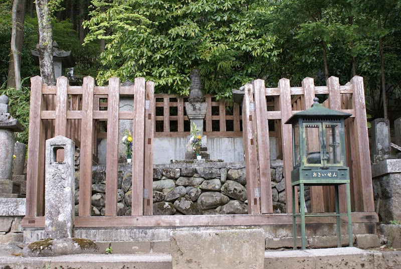 木曽義仲公之墓