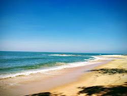 Foto di Someshwar Beach circondato da montagne