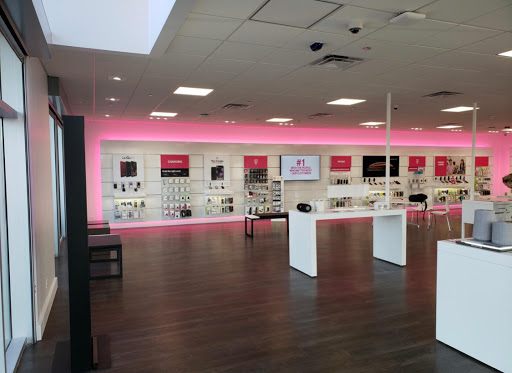 Cell Phone Store «T-Mobile», reviews and photos, 275 Parkway Dr #613, Lincolnshire, IL 60069, USA