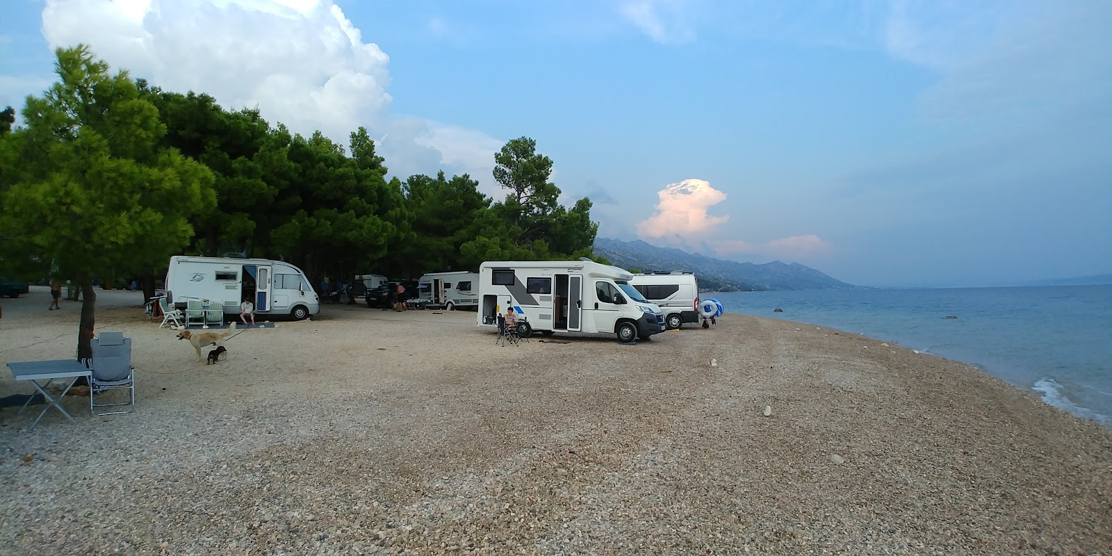 Fotografie cu Navis beach sprijinit de stânci