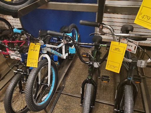 Tire Shop «Discount Tire Store - Louisville, KY», reviews and photos, 2131 S Hurstbourne Pkwy, Louisville, KY 40220, USA