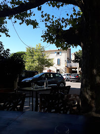Atmosphère du Restaurant français L' Auberge à Saint-Pantaléon-les-Vignes - n°7