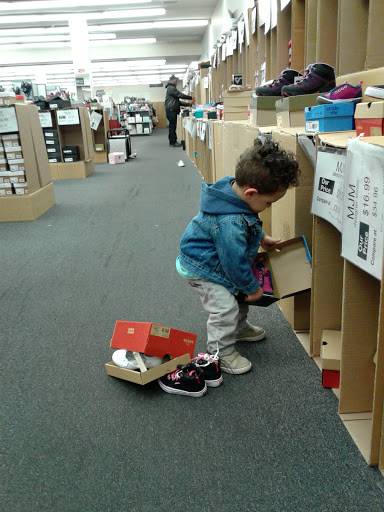 Shopping Mall «Glen Oaks Shopping Center», reviews and photos, 255th St, Glen Oaks, NY 11004, USA