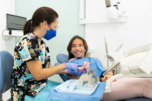 PequeSonrisas Clínica Dental image