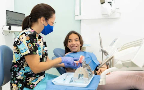 PequeSonrisas Clínica Dental image