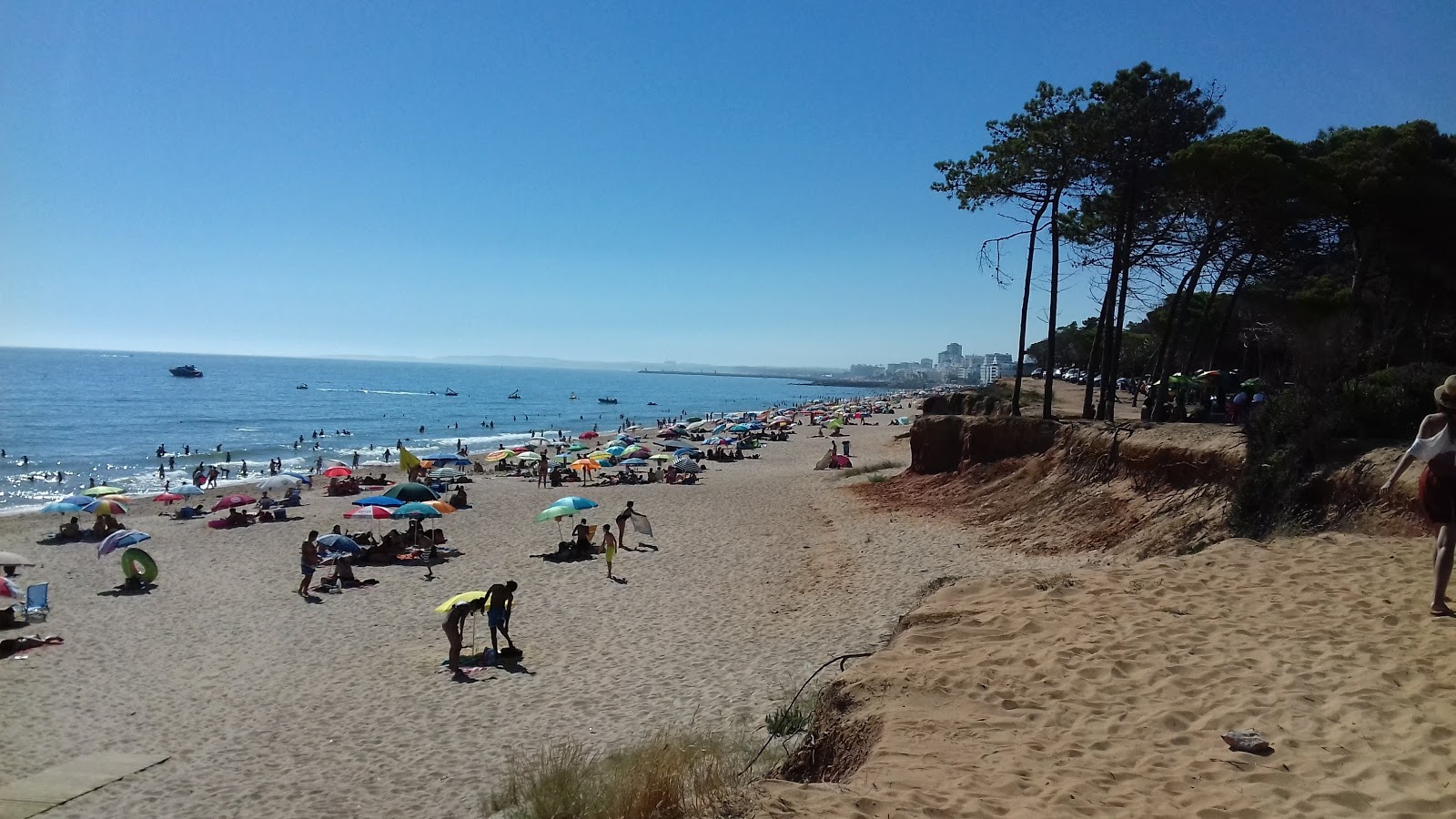 Photo de Loule Velho entouré de montagnes