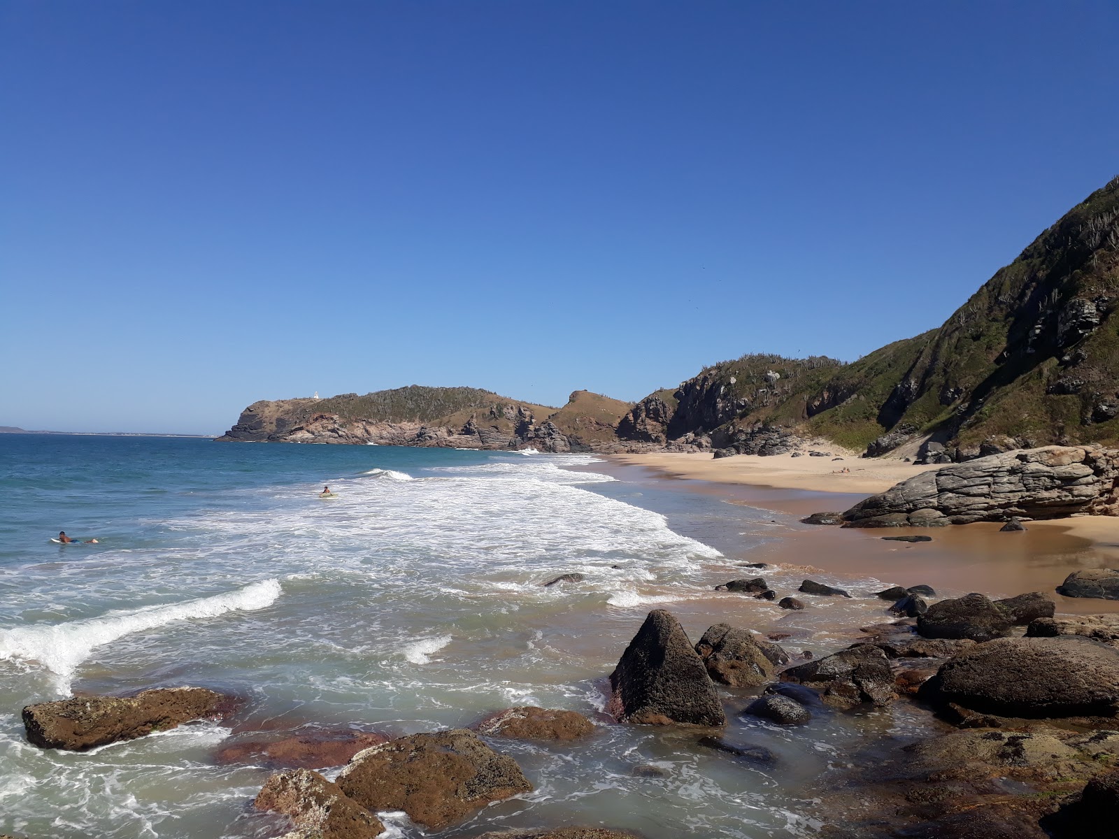 Foto von Praia Brava von Klippen umgeben