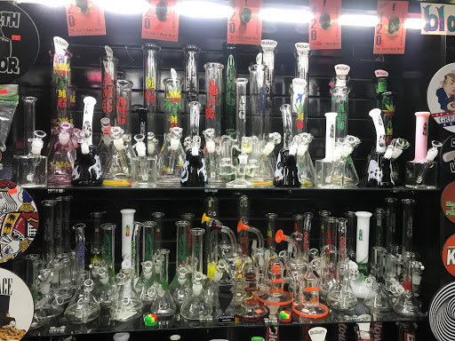 Tobacco Shop «The Hub Smoke Shop & Gifts», reviews and photos, 6410 N Oak Trafficway, Kansas City, MO 64118, USA