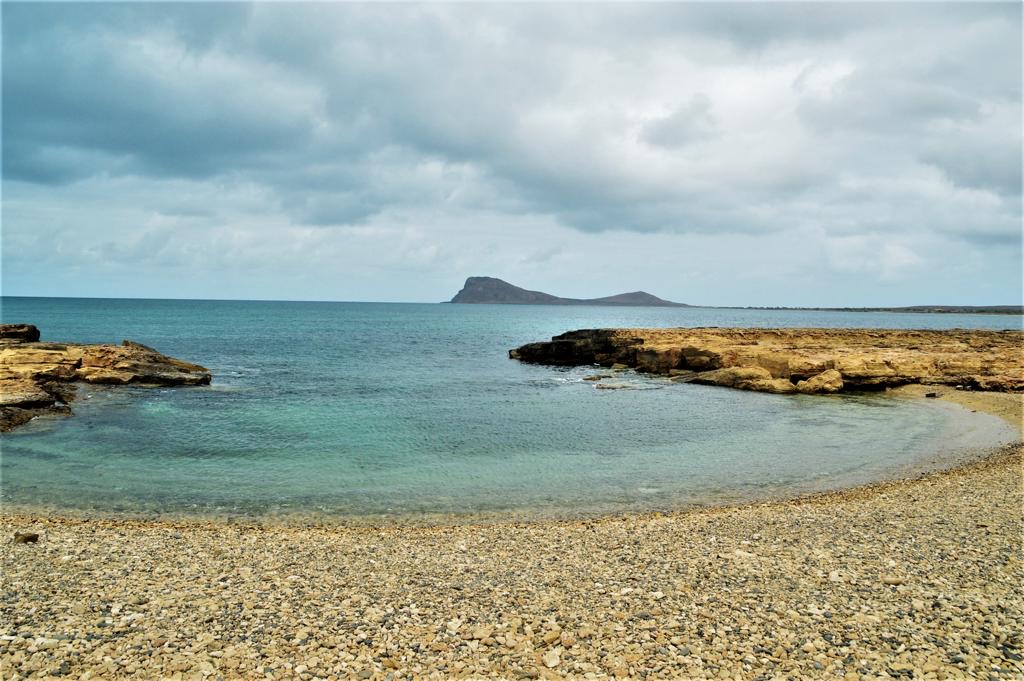 Foto von Baia da Murdeira mit beiger sand & steine Oberfläche
