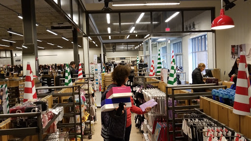 Shoe Store «DSW Designer Shoe Warehouse», reviews and photos, 2515 W 75th St, Naperville, IL 60540, USA