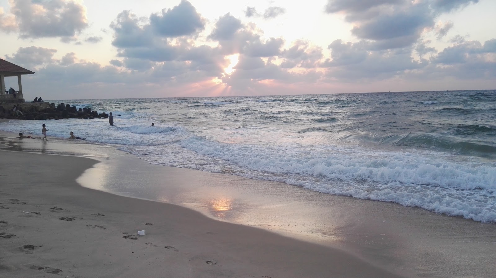 Foto af El-Kersh Beach med lang lige kyst