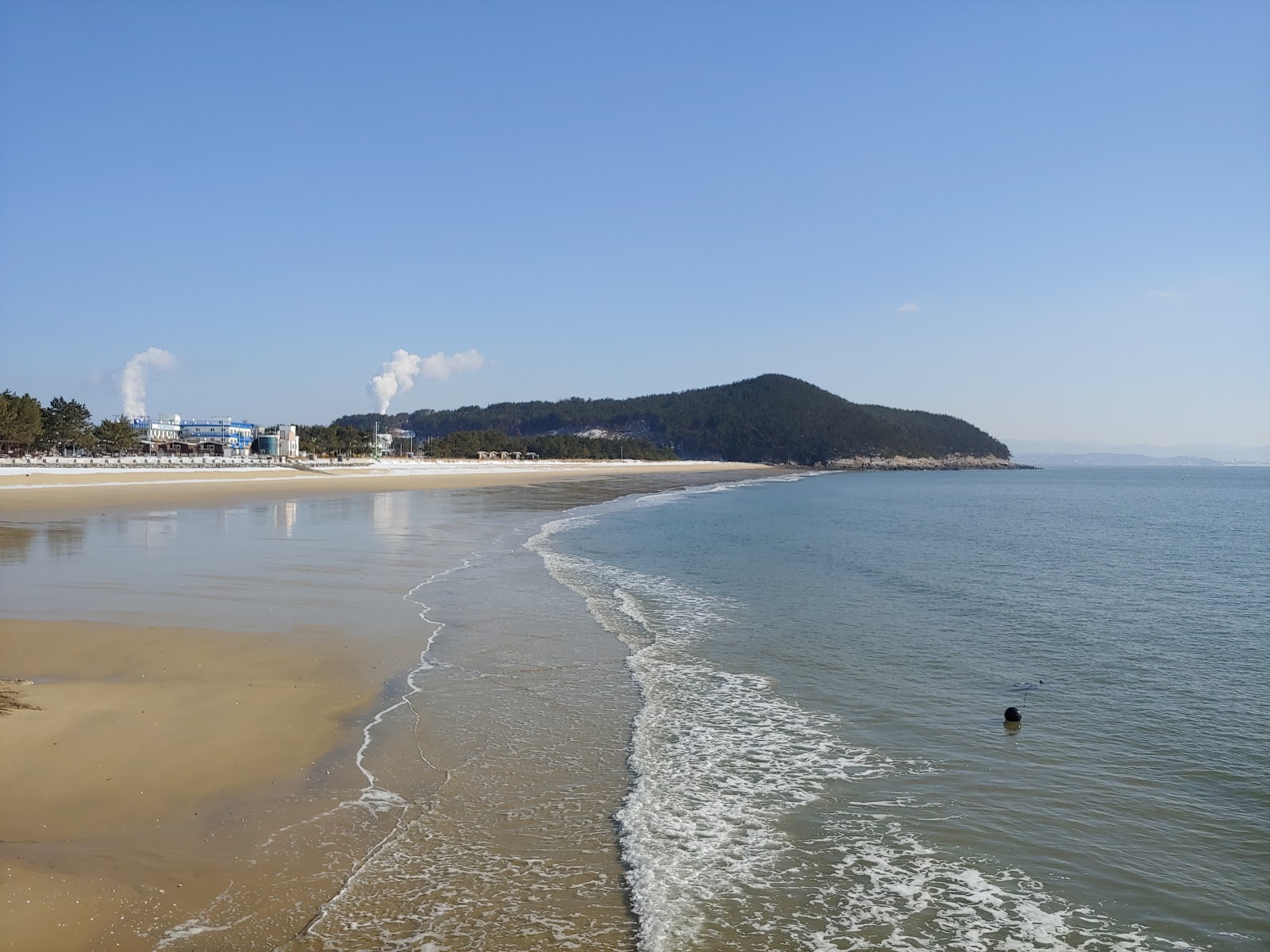 Fotografie cu Wonsando Beach cu o suprafață de nisip strălucitor