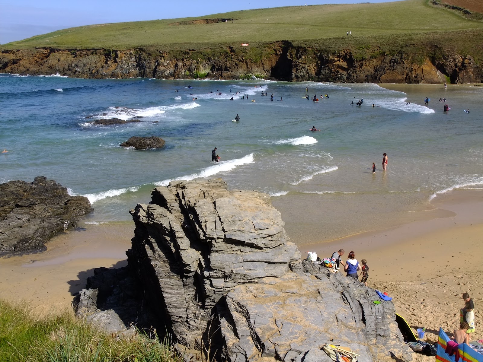 Foto de Playa Trevone rodeado de montañas