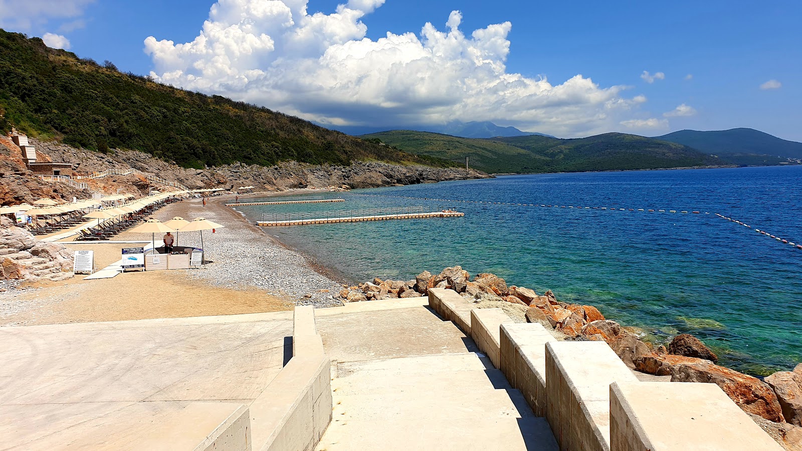Zdjęcie Lustica beach z powierzchnią małe beżowe kamyki