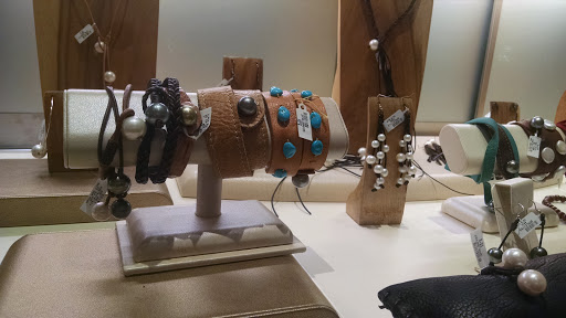 Jewelry Store «Borsheims Fine Jewelry», reviews and photos, 120 Regency Pkwy, Omaha, NE 68114, USA