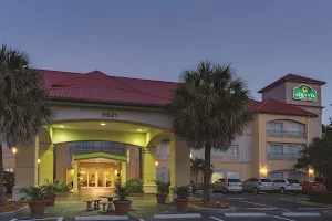 La Quinta Inn & Suites by Wyndham Fort Myers I-75 image